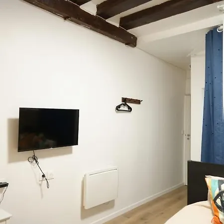 Apartment Pompidou Chic In Le Marais Paris