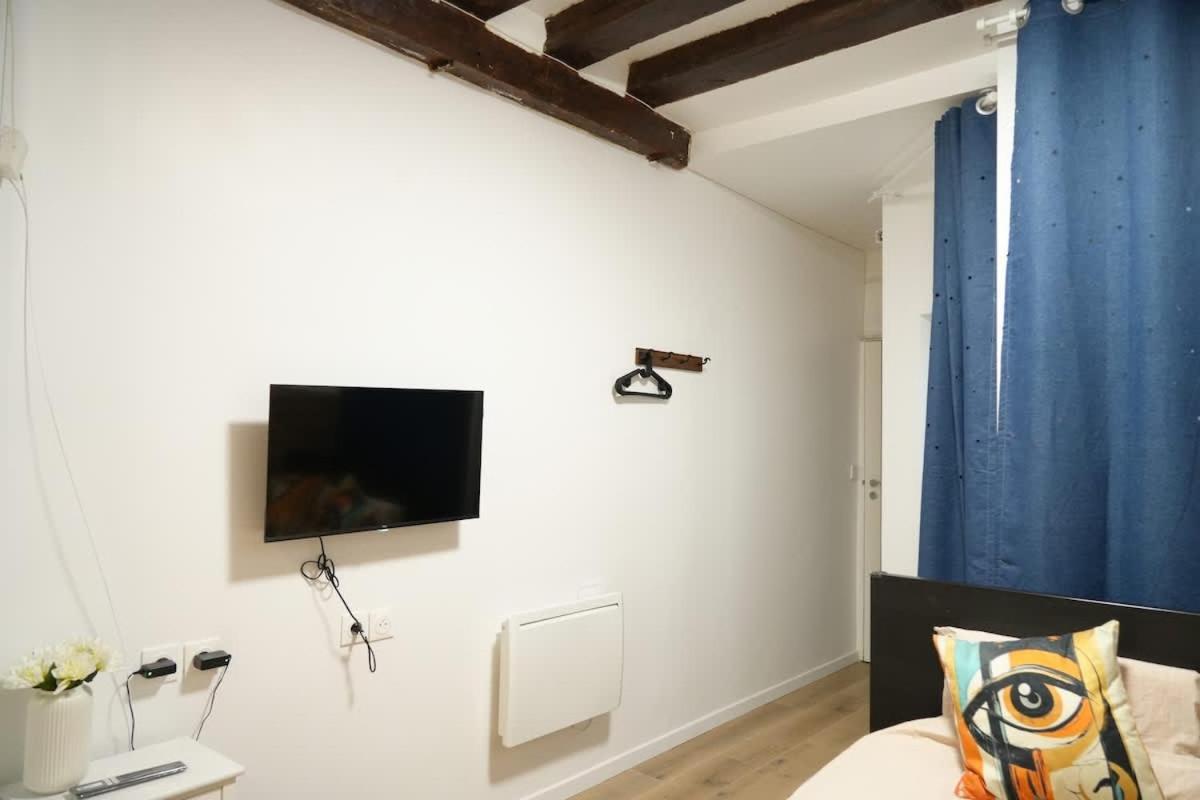 Apartment Pompidou Chic In Le Marais Paris